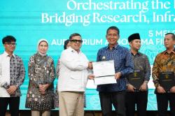 Dukung Ekosistem Halal, Bupati Bojonegoro Terima Penghargaan dari Halal Metric Universitas Brawijaya