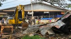 ‎Normalisasikan Drainase, 261 Bangunan Liar di Pasar Kemis Ditertibkan ‎