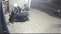 Terekam CCTV, Maling Gondol Honda Vario Warga Wonokarang Balongbendo Sidoarjo dalam Dua Detik