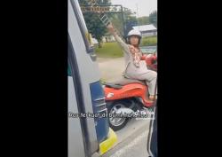 Lampu Merah Masih Menyala, Guru SLB Bertahan Tidak Mau Jalan Meksi Diklakson Bus Berkali-Kali
