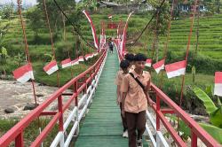 Dulu Bertaruh Nyawa Seberangi Sungai, Siswa di Pacet Kini Punya Jembatan Garuda yang Kokoh