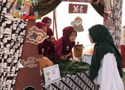 Edukasi dari Lahan Sekolah: Siswa SMA di Jombang Panen Sayur dan Sajikan Kuliner Nusantara