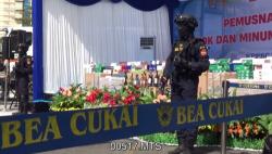 Bea Cukai Musnahkan 31,9 Juta Batang Rokok Ilegal dan Ribuan Liter Miras di Makassar