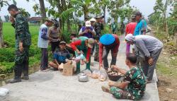 Potret Kebersamaan Prajurit TNI dan Warga Makan sambil Lesehan di Lokasi TMMD