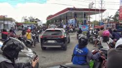 Ribuan Kendaraan Antre di SPBU Palangka raya Untuk Mendapatkan BBM
