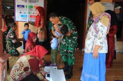 Aksi Prajurit TNI Timbang Berat Badan hingga Ukur Lingkar Kepala Balita di Posyandu Srono Mulyo