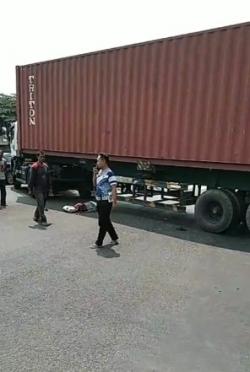 Pemotor Asal Subang Tewas Terlindas Kontainer di Perempatan Sadang