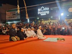 Lesehan Khidmat Dedi Mulyadi Buka Kirab Mahkota Binokasih di Karawang