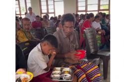 Mengharukan! Siswa SD di NTT Berbagi Daging MBG untuk Sang Ayah