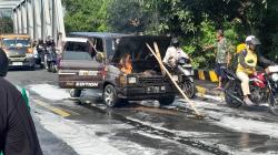 Hendak Jenguk Anak di Pesantren, Mobil Warga Justru Terbakar di Jalan Raya Probolinggo