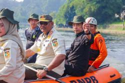 Gerakan Indonesia ASRI Resmi Diluncurkan, Satpol PP Turun Bersihkan 2 Ton Sampah di Situ Gede