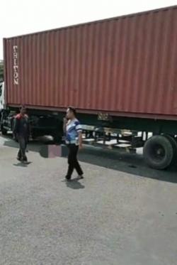 Pemotor Asal Subang Tewas Terlindas Kontainer di Perempatan Sadang Purwakarta