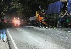 2 Truk Tronton Adu Banteng di Jalur Bojonegoro–Babat, Diduga Sopir Mengantuk