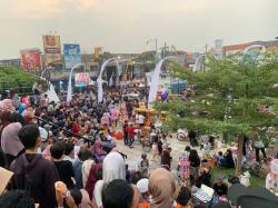 Ribuan Warga Padati Alun-Alun Karawang Sambut Kirab Mahkota Binokasih