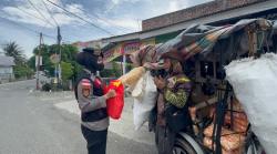 Polda Aceh Turun ke Jalan Bagikan Sembako untuk Lansia dan Warga Kurang Mampu