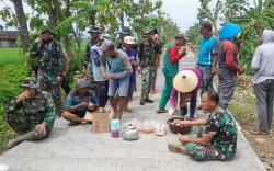 Potret Nyata Kemanunggalan TNI-Rakyat, Satgas TMMD dan Warga Sarapan Bersama di Tengah Sawah