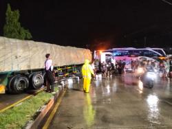 Truk Tronton Oleng, Tiga Kendaraan Tabrakan di Jalur Nasional Lamongan–Tuban