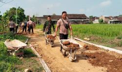 Bukan Moge, Tapi Angkong! Intip Semangat Satgas TMMD 128 Sragen di Arena 'Sirkuit' Desa Puro