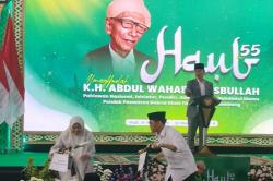 Momen Dua Santri Jombang Dapat Hadiah Sepeda dan Ajak Foto Wapres Gibran