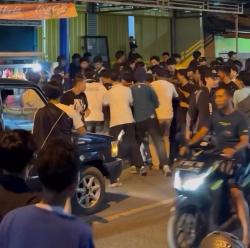 Bentrokan Bobotoh dan Jakmania Pecah di Karawang, Satu Suporter Terluka