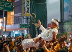 Simbol Kedekatan dengan Rakyat, Bupati Aep Diangkat Warga di Tengah Kirab Budaya Tatar Sunda
