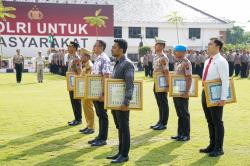 Kapolda Jateng Beri Penghargaan Personel Polri dan Mitra Berprestasi, Berikut Daftar Penerimanya