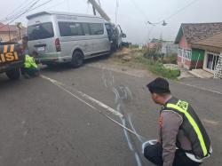Rem Blong di Jalur Bromo! Minibus Disetir Penumpang Tabrak 4 Mobil, 6 Turis Singapura Luka-Luka 