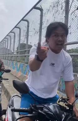 Kronologi Lengkap Pria Emosian di Depok Adang dan Tendang Ambulans Mau Jemput Pasien