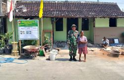 Janda Lansia Ini Menangis Haru Rumahnya Direhab Satgas TMMD: Terima Kasih Bapak-bapak TNI