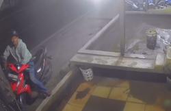 Terekam CCTV, Motor Pedagang Ikan di Pandeglang Hilang Dicuri Saat Diparkir