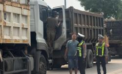 Jaga Keselamatan  Warga, Satlantas Polres Cilegon Tindak Supir Truk yang Langgar Aturan Operasional