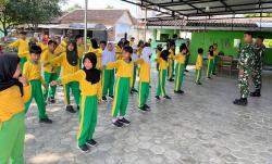 Potret Antusiasme Siswa SDN Plumbungan IV Dilatih Baris-berbaris oleh Satgas TMMD