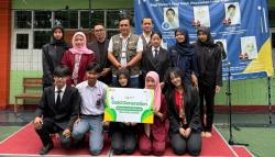 Kado Spesial Hardiknas: 10 Pelajar SMK Bina Warga Bandung Terima Bantuan Pendidikan