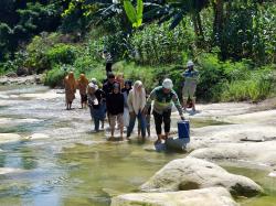 Sungai Berminyak Jadi Laboratorium Alam, Mahasiswa Unigoro Teliti Ekosistem Unik Kedung Lantung