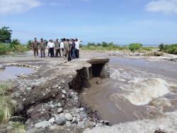 Crossway Ambruk Diterjang Banjir, Akses Sejumlah Desa di Manggarai Timur Lumpuh Total