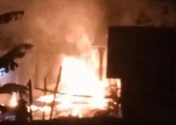 Kebakaran Rumah di Bandarkedungmulyo Jombang, Warga Gerak Cepat Cegah Api Meluas