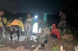 Kejar Target, Satgas TMMD Berjibaku Lembur Kebut Pengecoran Jalan hingga Malam