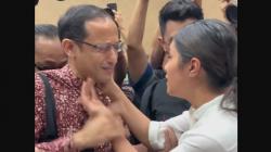 Dituntut 18 Tahun Penjara, Tangis Nadiem Makarim Pecah Dipelukan Sang Istri dan Ibunda