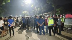 Ricuh! Warga Geruduk Warung Miras di Puspemkab Tangerang, Kaca Mobil Dipecahkan Massa