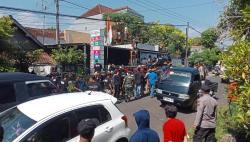 Lima Tahun Jalan Rusak, Ratusan Warga Margopatut Geruduk Kantor Desa