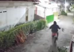 Usai Rumah Diguncang Bondet, Keluarga Korban Datangi Polsek Kraksaan