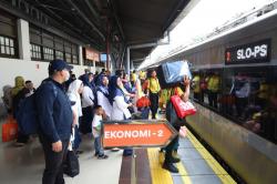 Libur Long Weekend, Stasiun Kereta Api Dipadati Ratusan Ribu Pelanggan