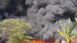 BREAKING NEWS: Area Parkir PT Arami Jaya Terbakar, Lautan Api Hanguskan Ratusan Motor Karyawan