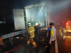 Truk Wing Box JNE Terbakar di Tol Sragen, Ratusan Paket Hangus Dilalap Api