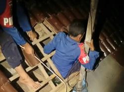 Aksi Dramatis Petugas Damkar Indramayu Bongkar Atap Ruko demi Evakuasi Pintu Terkunci