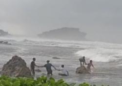 Liburan Berujung Petaka! Wisatawan asal Garut Tewas Terseret Ombak di Pantai Madasari Pangandaran