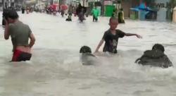 Banjir Rob Kembali Landa Pemalang, Genangan Jadi Kolam Renang bagi Anak-Anak