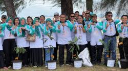 Aksi Bersih Pantai dan Tanam Pohon Alumni UT Medan di Tapteng