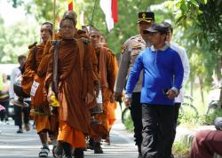 Tempuh Jalur Terpanjang 11 Hari, 57 Bhikkhu Jalan Kaki Menuju Borobudur