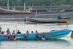Detik-Detik Speed Boat Pencari Benur Terbalik, Dihantam Ombak Besar di Tengah Laut Selatan
